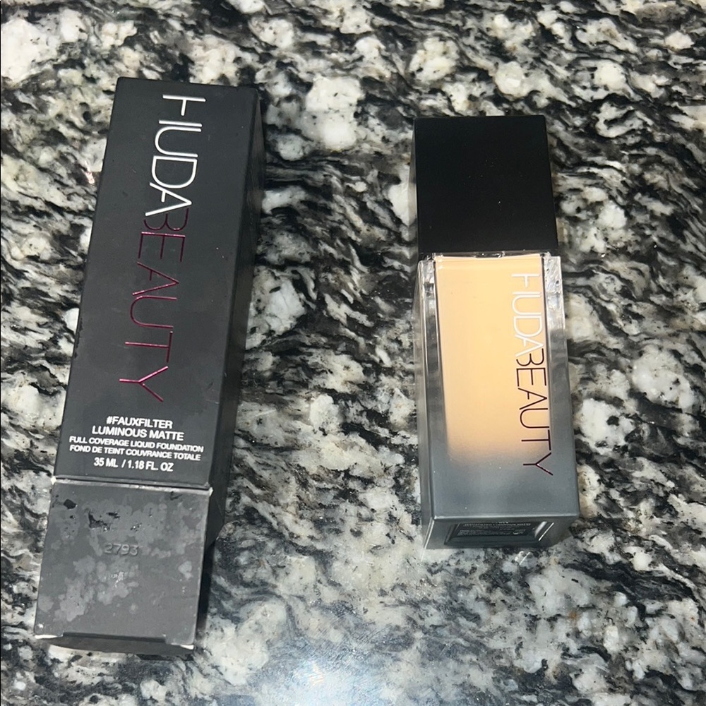 HUDA BEAUTY Luminous Matte Liquid Foundation - angel food